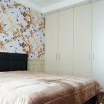17 In Lively Village Style Poncelet District Appartement