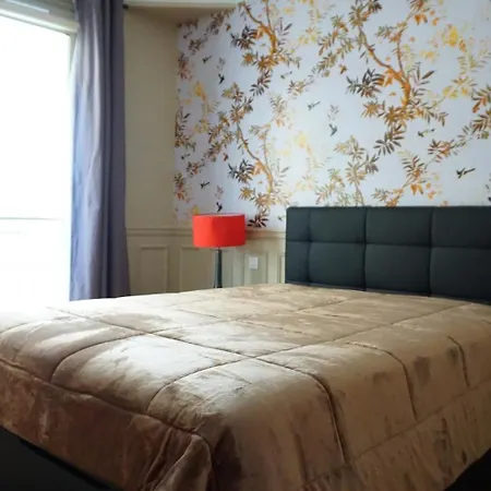 17 In Lively Village Style Poncelet District Appartement