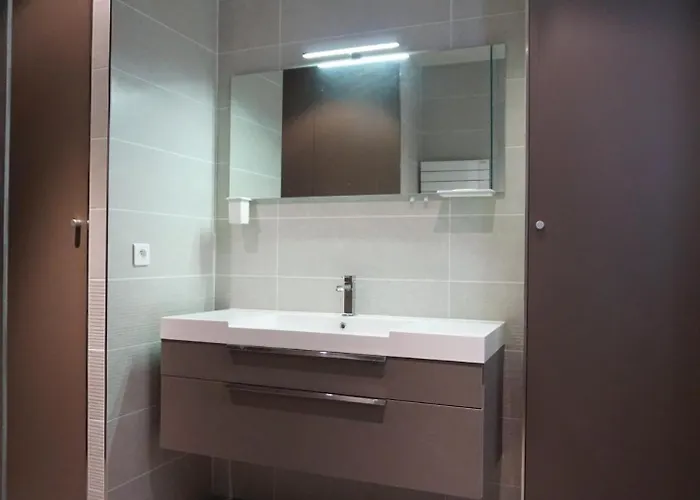 17 In Lively Village Style Poncelet District